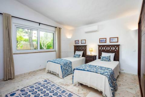 Moradia T3 para venda com piscina e garagem em Carvoeiro