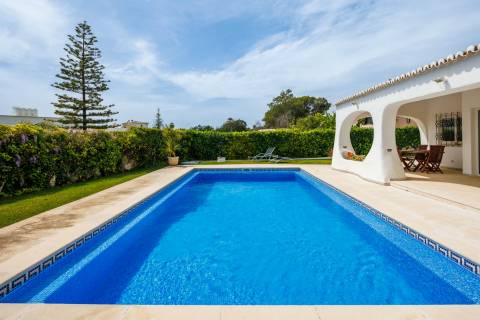 Moradia T3 para venda com piscina e garagem em Carvoeiro