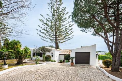 Moradia T3 para venda com piscina e garagem em Carvoeiro