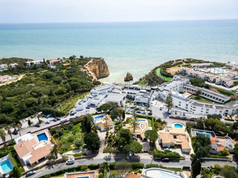 Moradia T3 para venda com piscina e garagem em Carvoeiro