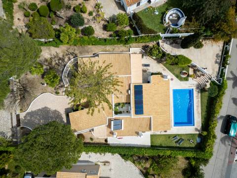 Moradia T3 para venda com piscina e garagem em Carvoeiro