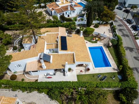 Moradia T3 para venda com piscina e garagem em Carvoeiro