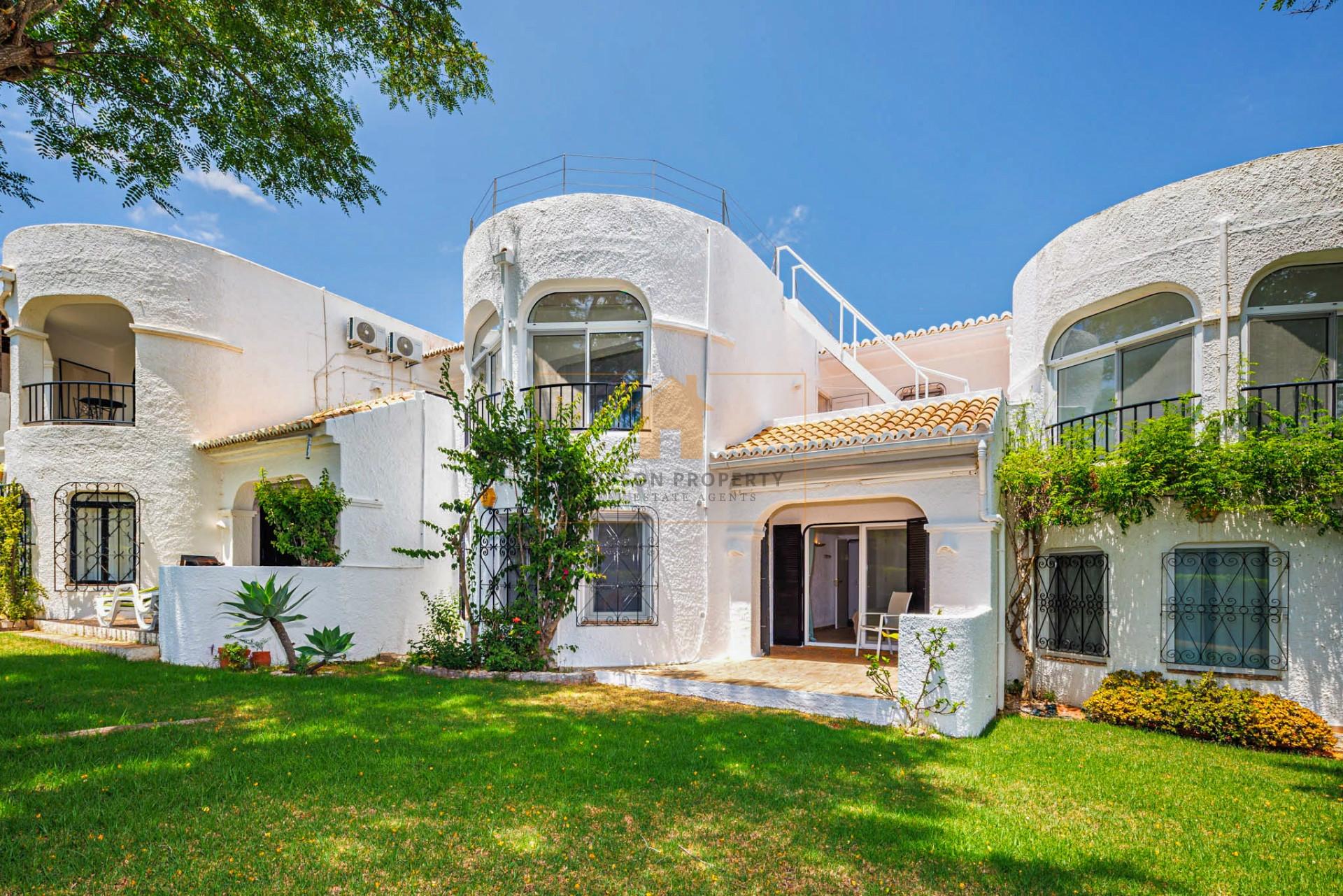 Para venda – Moradia T3 espaçosa com piscina partilhada em Carvoeiro, Algarve