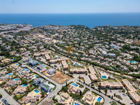 Moradia T4 para venda em Carvoeiro com piscina aquecida e garagem