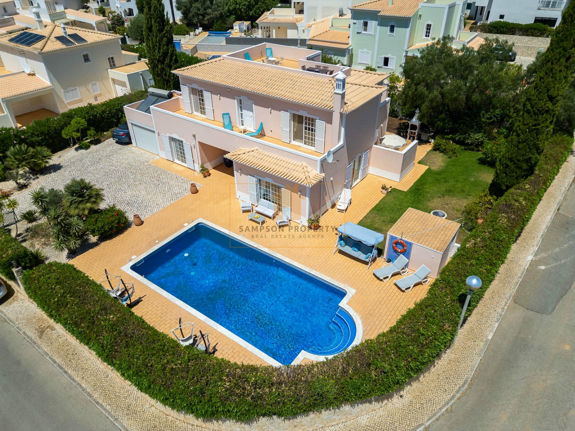 Moradia T4 para venda em Carvoeiro com piscina aquecida e garagem