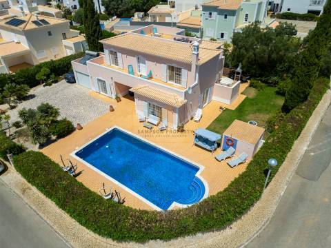 Moradia T4 para venda em Carvoeiro com piscina aquecida e garagem