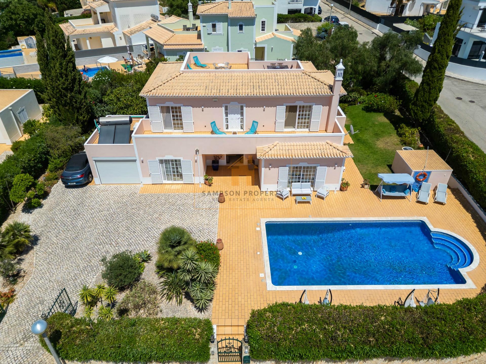 Moradia T4 para venda em Carvoeiro com piscina aquecida e garagem