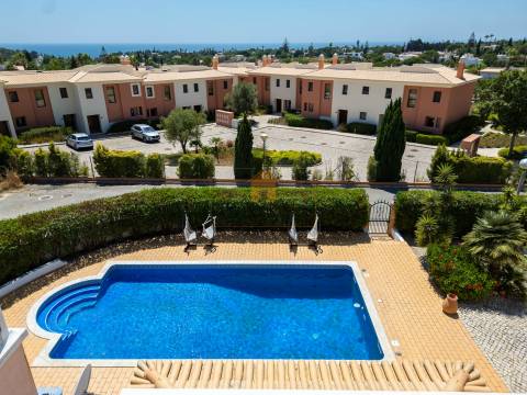 Moradia T4 para venda em Carvoeiro com piscina aquecida e garagem