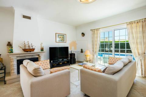 Moradia T4 para venda em Carvoeiro com piscina aquecida e garagem