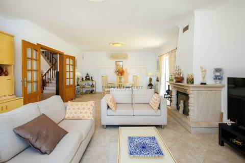 Moradia T4 para venda em Carvoeiro com piscina aquecida e garagem