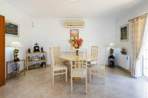 Moradia T4 para venda em Carvoeiro com piscina aquecida e garagem