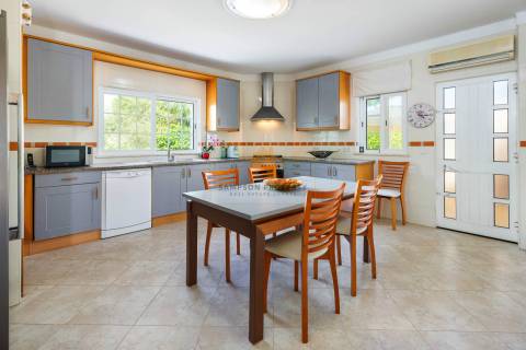 Moradia T4 para venda em Carvoeiro com piscina aquecida e garagem