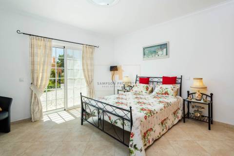 Moradia T4 para venda em Carvoeiro com piscina aquecida e garagem