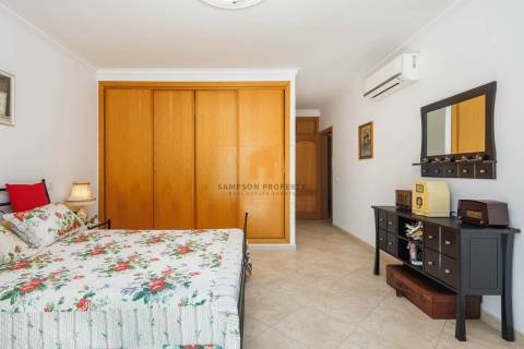 Moradia T4 para venda em Carvoeiro com piscina aquecida e garagem