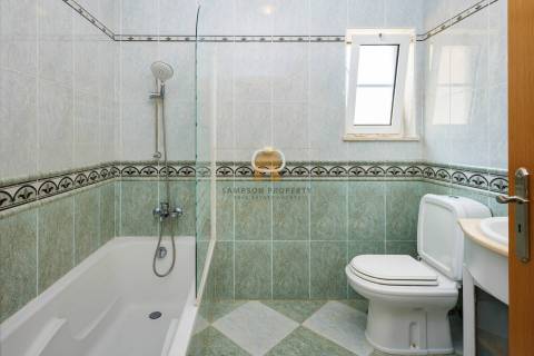 Moradia T4 para venda em Carvoeiro com piscina aquecida e garagem