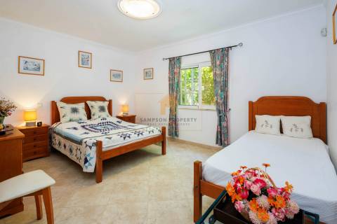 Moradia T4 para venda em Carvoeiro com piscina aquecida e garagem