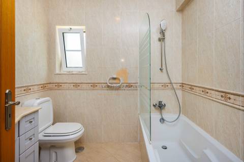 Moradia T4 para venda em Carvoeiro com piscina aquecida e garagem