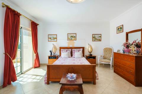 Moradia T4 para venda em Carvoeiro com piscina aquecida e garagem