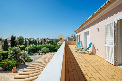 Moradia T4 para venda em Carvoeiro com piscina aquecida e garagem