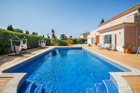 Moradia T4 para venda em Carvoeiro com piscina aquecida e garagem