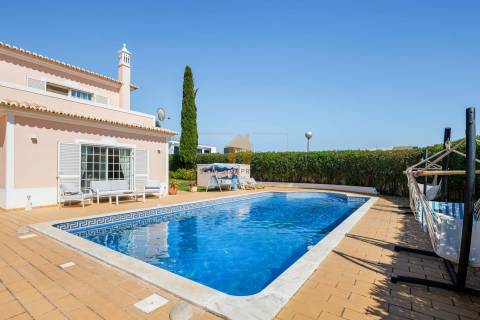 Moradia T4 para venda em Carvoeiro com piscina aquecida e garagem