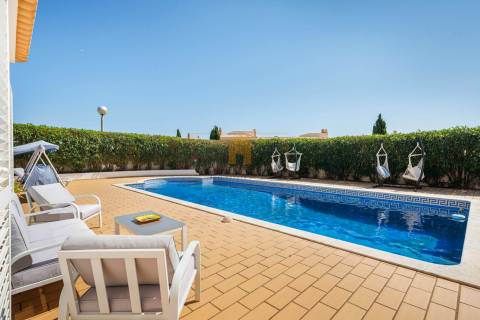 Moradia T4 para venda em Carvoeiro com piscina aquecida e garagem