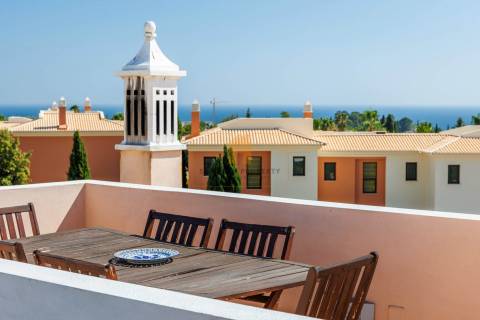 Moradia T4 para venda em Carvoeiro com piscina aquecida e garagem