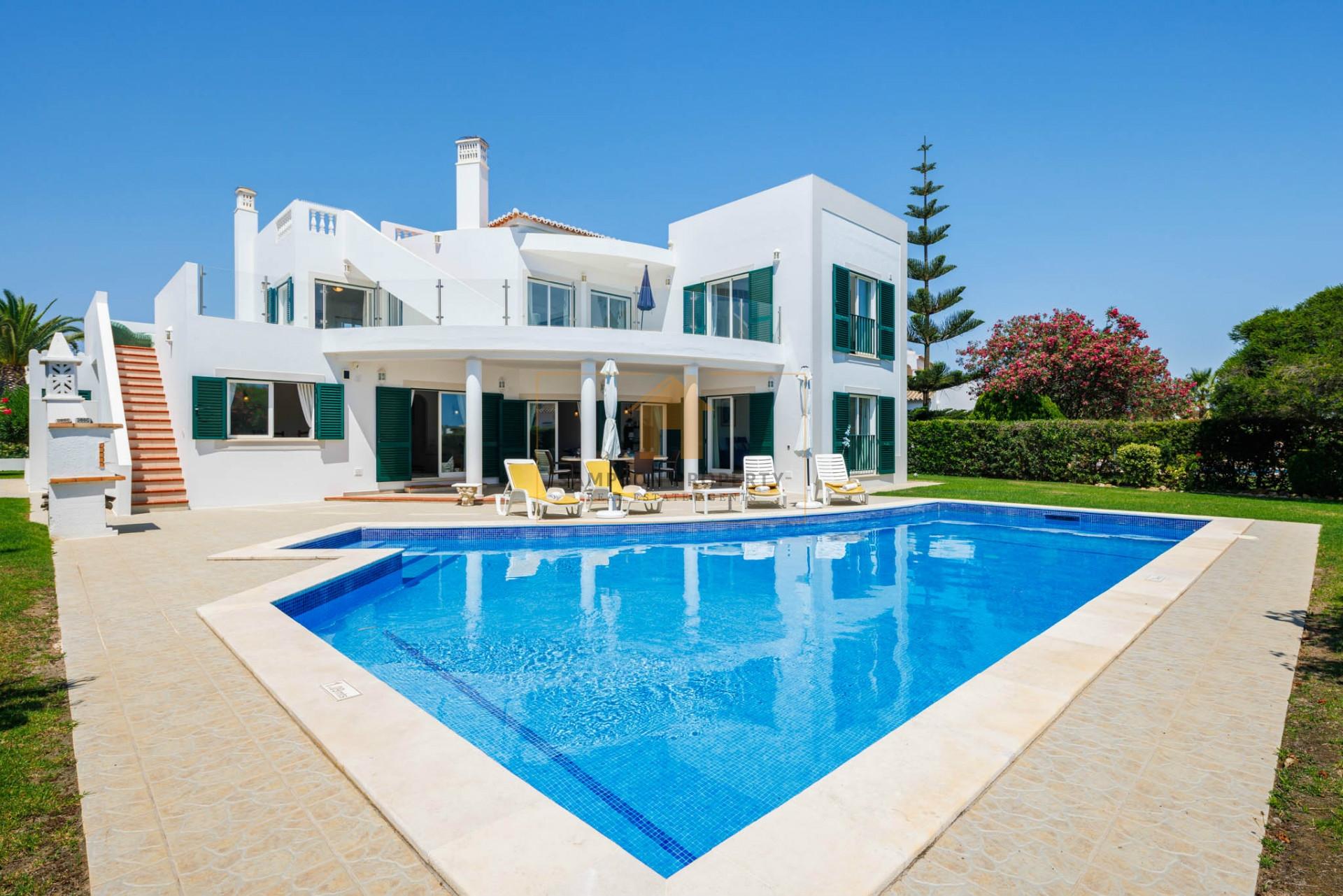 Moradia T4+1 com vista mar para venda em Carvoeiro