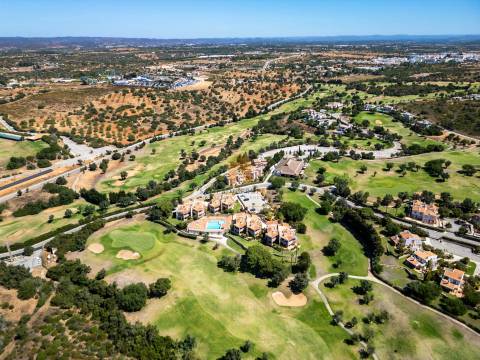 Apartamento T3 de luxo para venda no primeiro andar em Vale de Pinta, Carvoeiro, Algarve