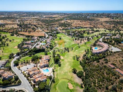 Apartamento T3 de luxo para venda no primeiro andar em Vale de Pinta, Carvoeiro, Algarve
