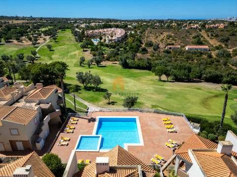 Apartamento T3 de luxo para venda no primeiro andar em Vale de Pinta, Carvoeiro, Algarve