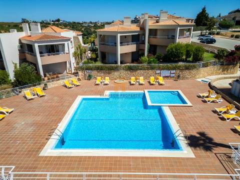 Apartamento T3 de luxo para venda no primeiro andar em Vale de Pinta, Carvoeiro, Algarve