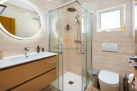 Apartamento T3 de luxo para venda no primeiro andar em Vale de Pinta, Carvoeiro, Algarve