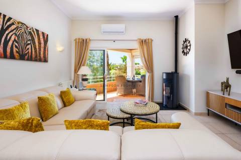 Apartamento T3 de luxo para venda no primeiro andar em Vale de Pinta, Carvoeiro, Algarve
