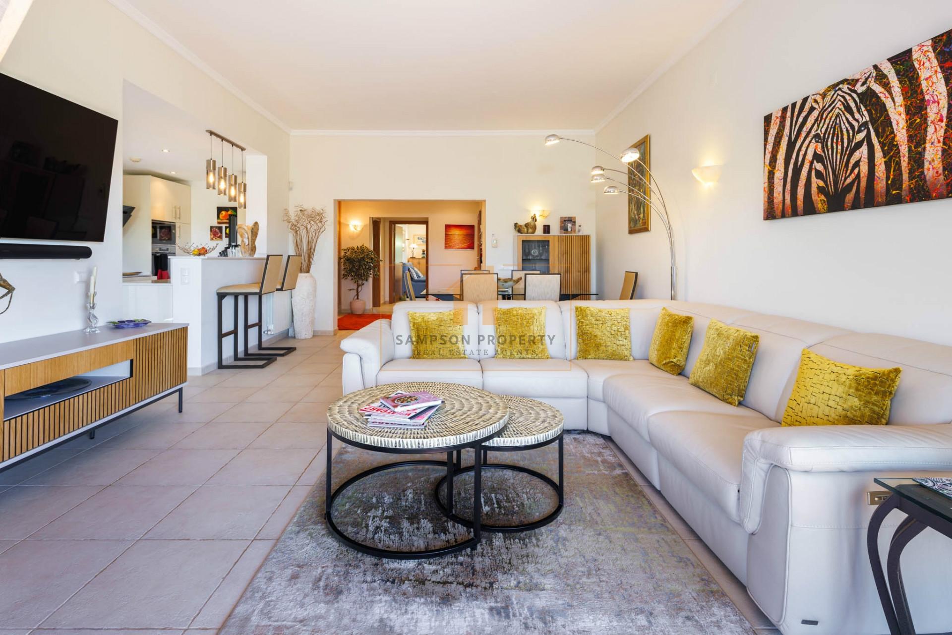 Apartamento T3 de luxo para venda no primeiro andar em Vale de Pinta, Carvoeiro, Algarve
