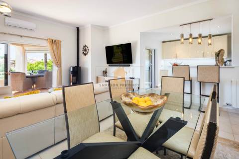 Apartamento T3 de luxo para venda no primeiro andar em Vale de Pinta, Carvoeiro, Algarve