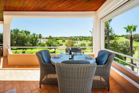 Apartamento T3 de luxo para venda no primeiro andar em Vale de Pinta, Carvoeiro, Algarve