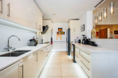 Apartamento T3 de luxo para venda no primeiro andar em Vale de Pinta, Carvoeiro, Algarve