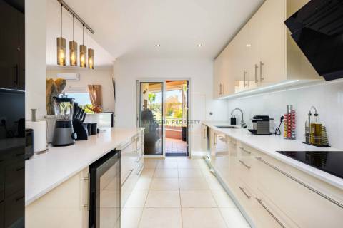 Apartamento T3 de luxo para venda no primeiro andar em Vale de Pinta, Carvoeiro, Algarve