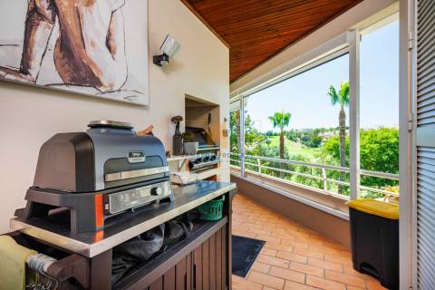 Apartamento T3 de luxo para venda no primeiro andar em Vale de Pinta, Carvoeiro, Algarve