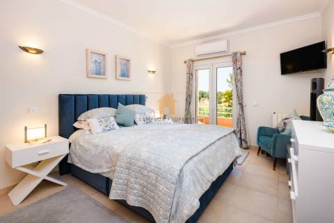 Apartamento T3 de luxo para venda no primeiro andar em Vale de Pinta, Carvoeiro, Algarve