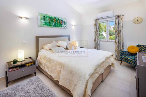 Apartamento T3 de luxo para venda no primeiro andar em Vale de Pinta, Carvoeiro, Algarve