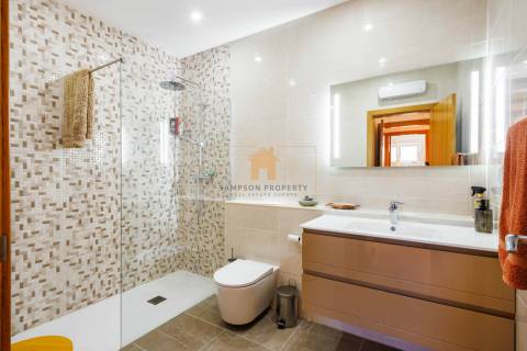 Apartamento T3 de luxo para venda no primeiro andar em Vale de Pinta, Carvoeiro, Algarve