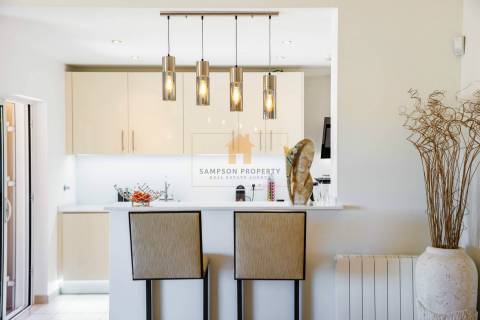 Apartamento T3 de luxo para venda no primeiro andar em Vale de Pinta, Carvoeiro, Algarve