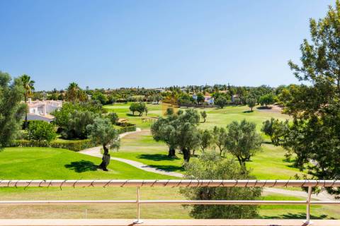 Apartamento T3 de luxo para venda no primeiro andar em Vale de Pinta, Carvoeiro, Algarve
