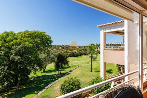 Apartamento T3 de luxo para venda no primeiro andar em Vale de Pinta, Carvoeiro, Algarve