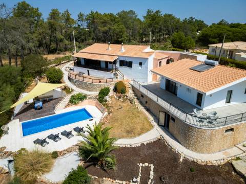 Para venda moradia individual T4 com piscina em Carvoeiro