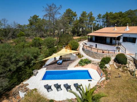 Para venda moradia individual T4 com piscina em Carvoeiro