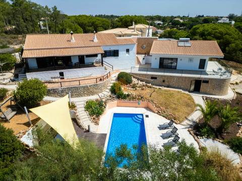 Para venda moradia individual T4 com piscina em Carvoeiro