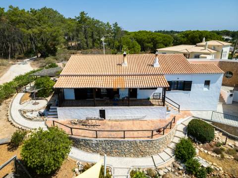 Para venda moradia individual T4 com piscina em Carvoeiro